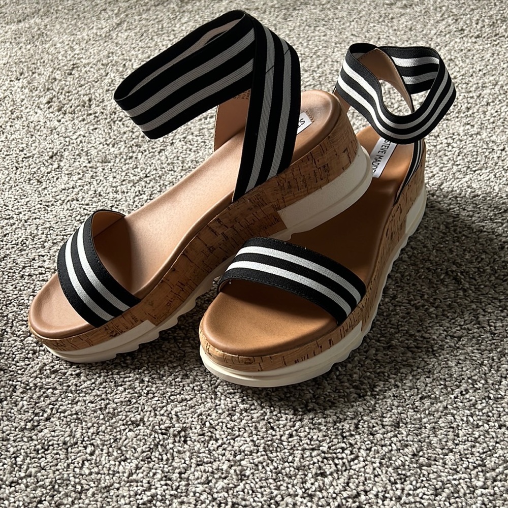 NWT Steve Madden black and white wedge sandal